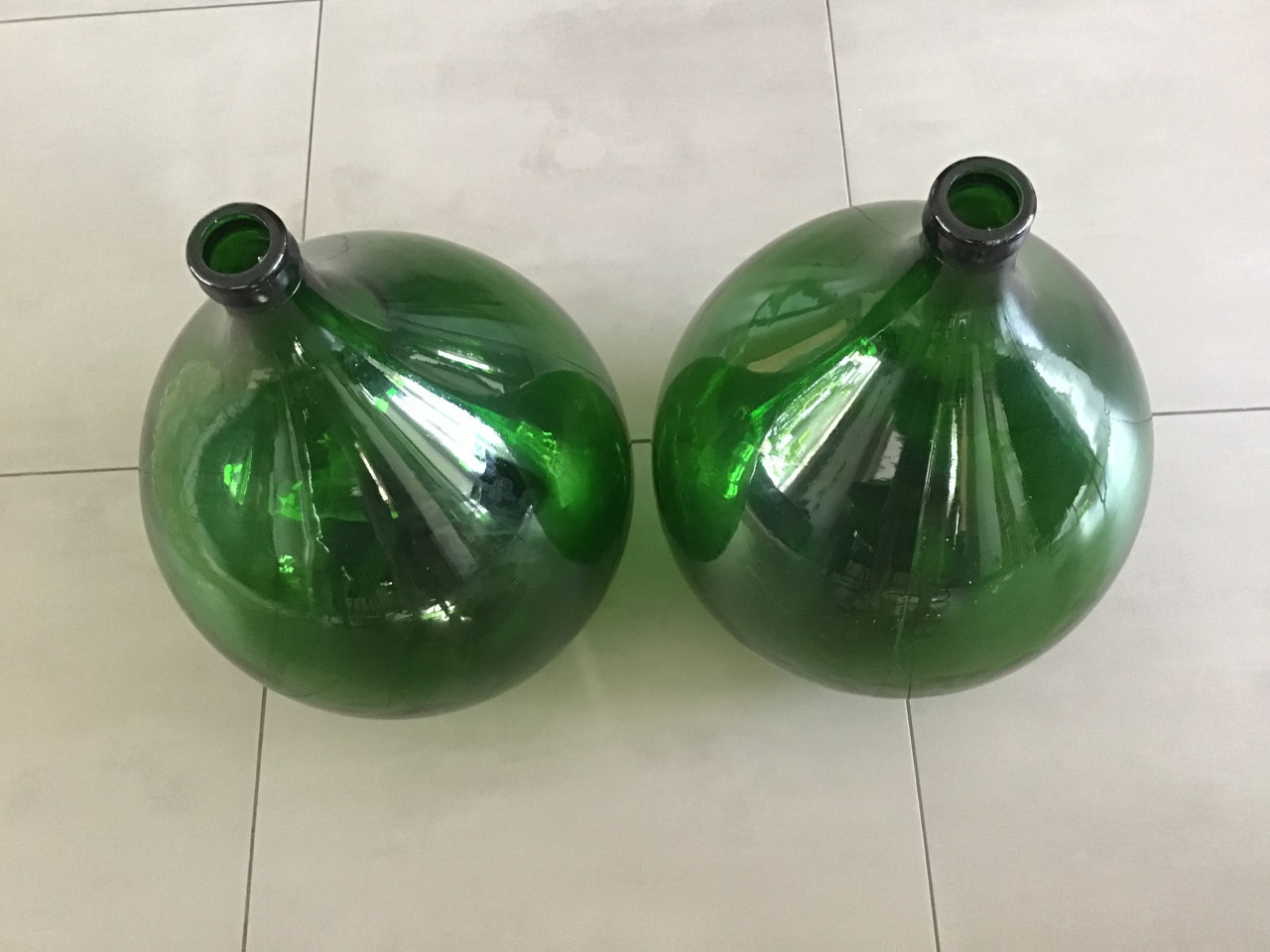 2 Grote glazen mandflessen (groen)