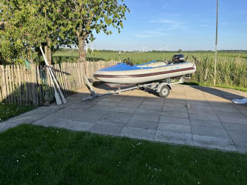 Rubber boot met 2 takt 2 cilinder buitenboordmotor