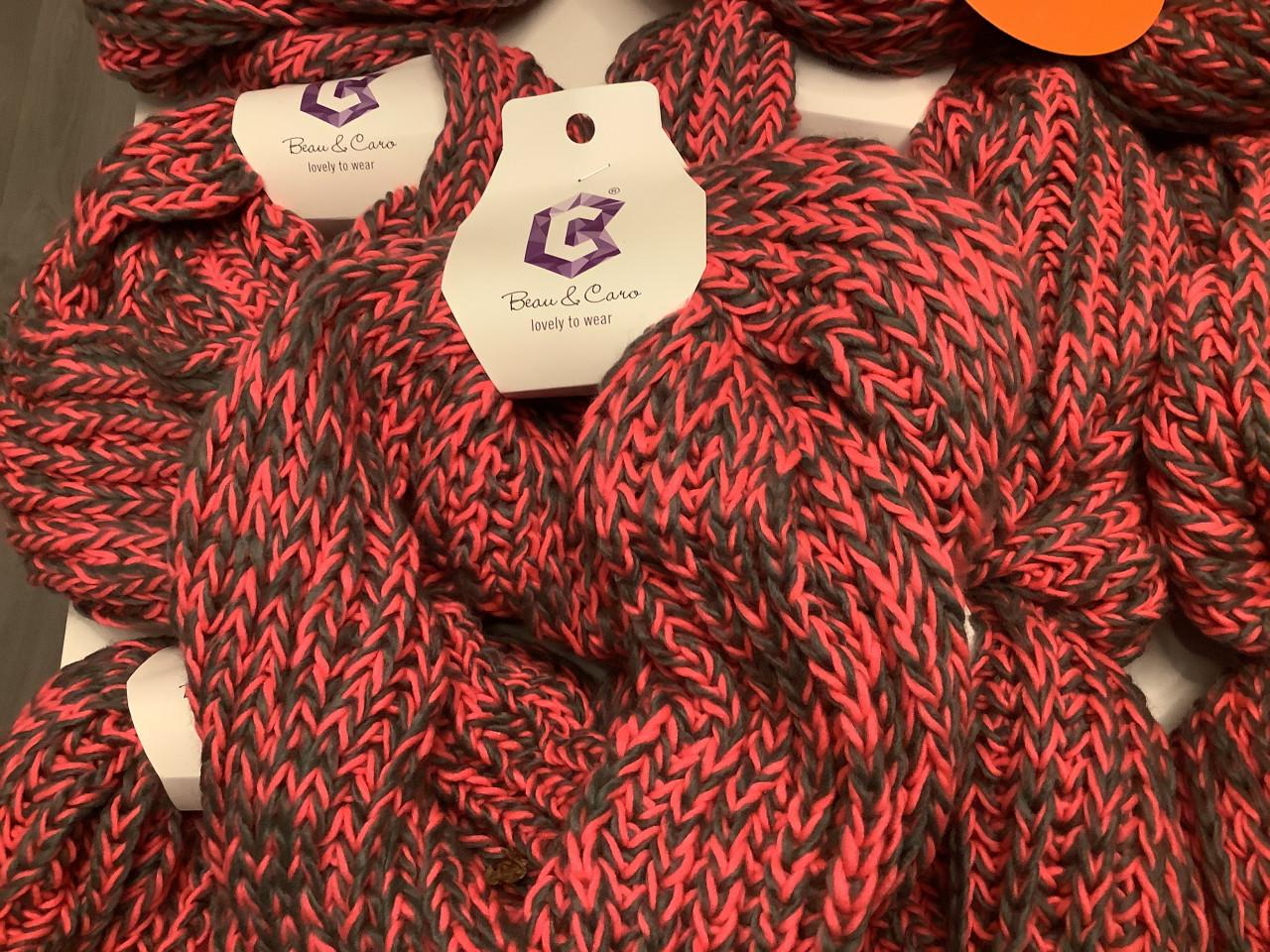 Partij mooie warme sjaals. ( partij 217)