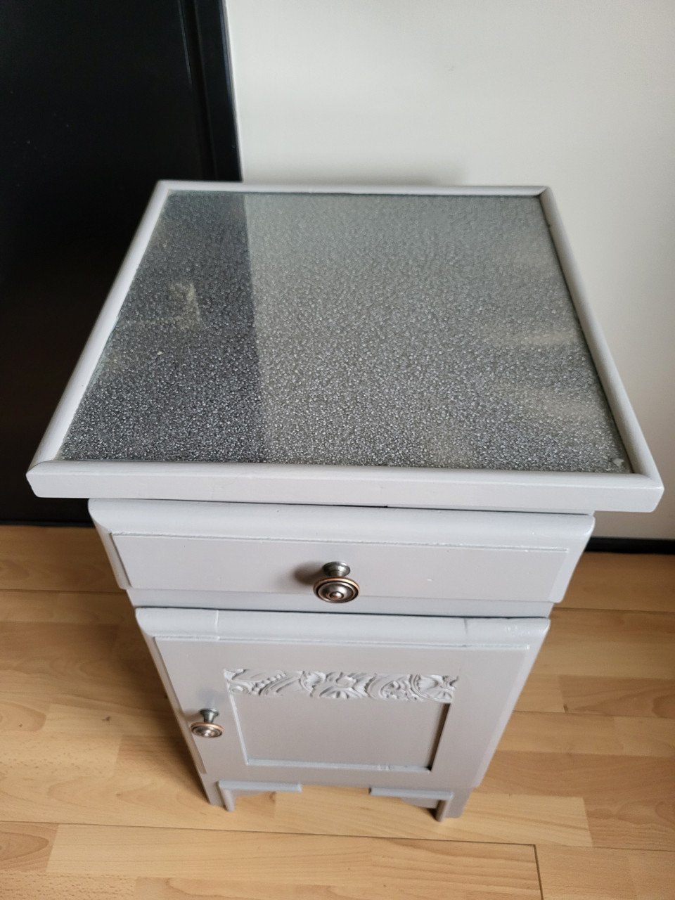 Beige kastje met houtsnijwerk
