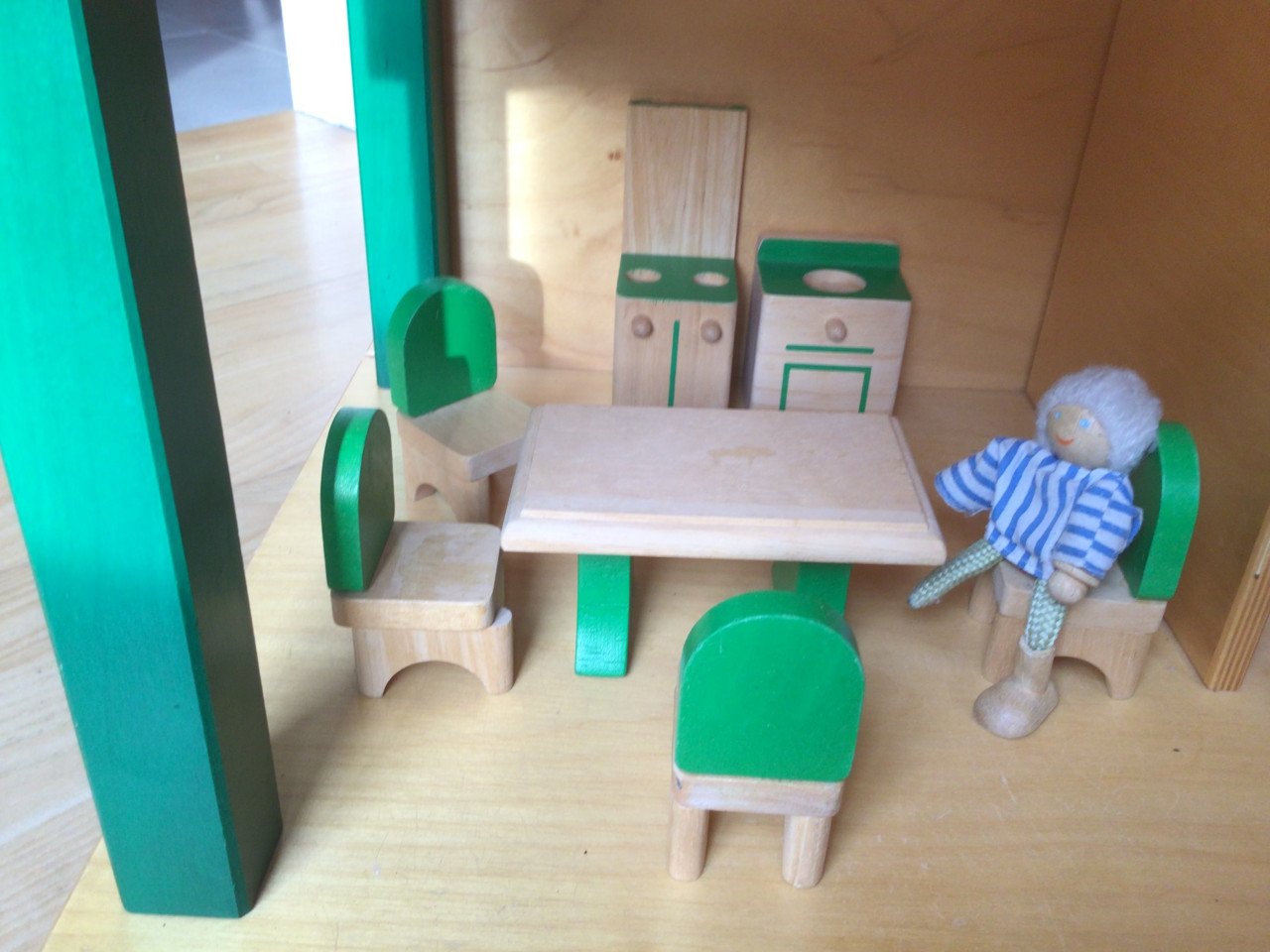 Houten poppenhuis met meubeltjes