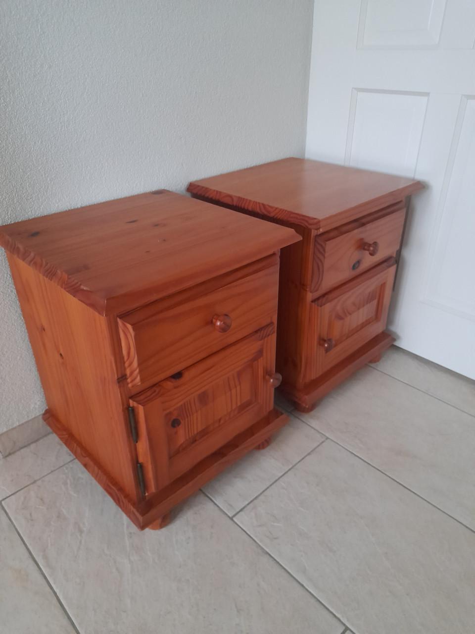 2 Nachtkastjes 44 x 44 x 55H ( in goede nette staat )