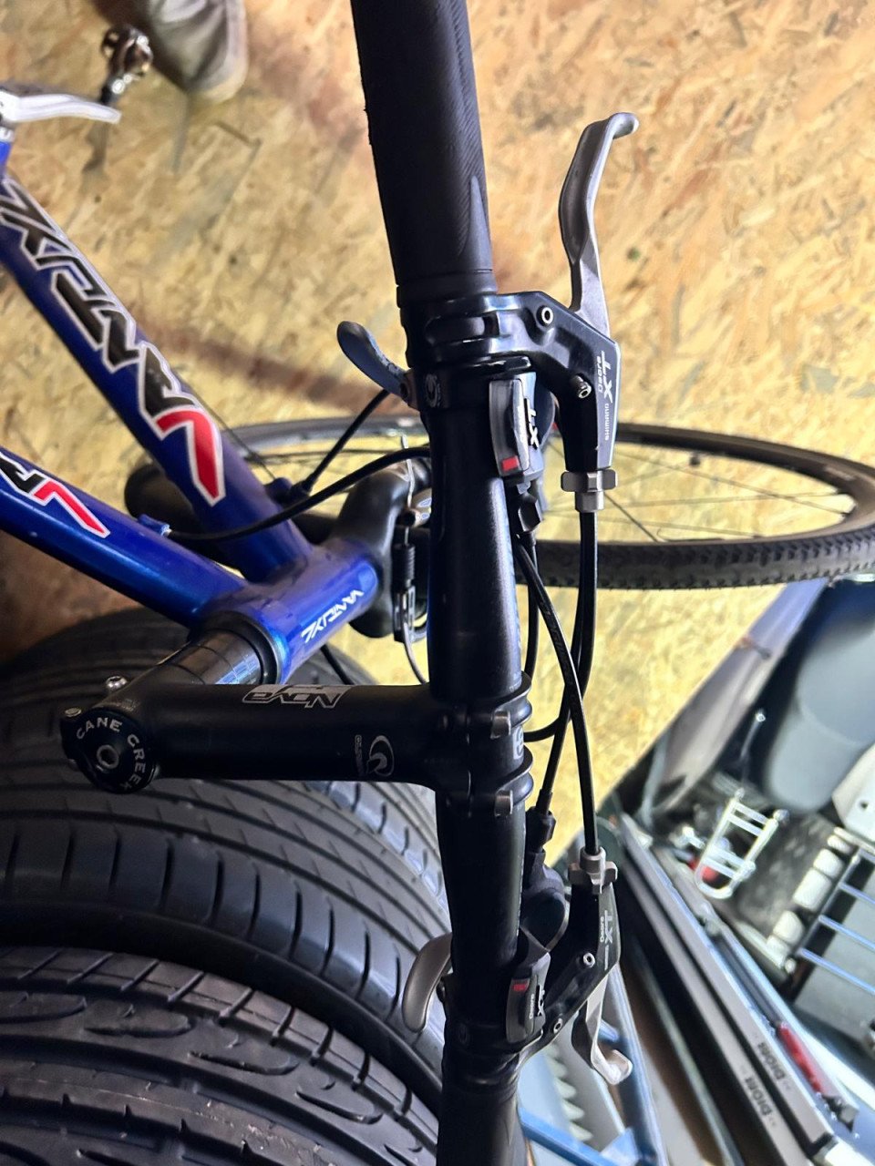 VANTUYL RACEFIETS MET KLIKPEDALEN