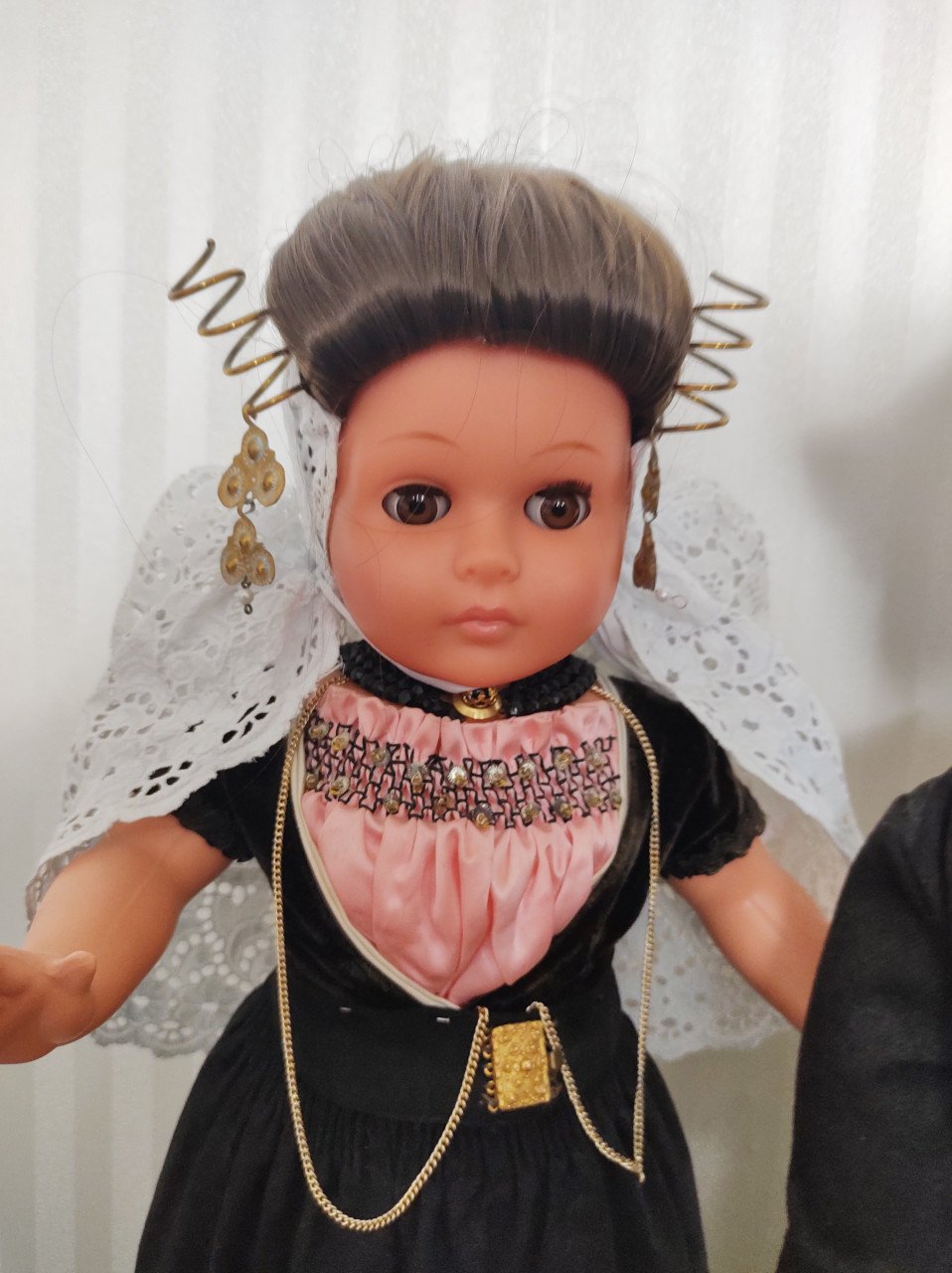3 stel prachtige poppen op originele Walcherse klederdracht