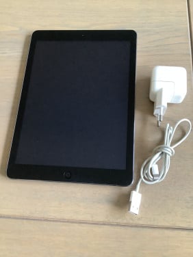 Apple IPad Air type A1474 compleet met lader. 1e generatie 9,7 in h
