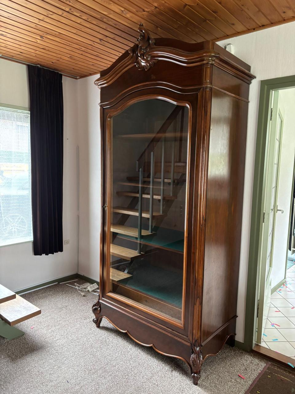 Kuifkast mahoniehouten vitrinekast