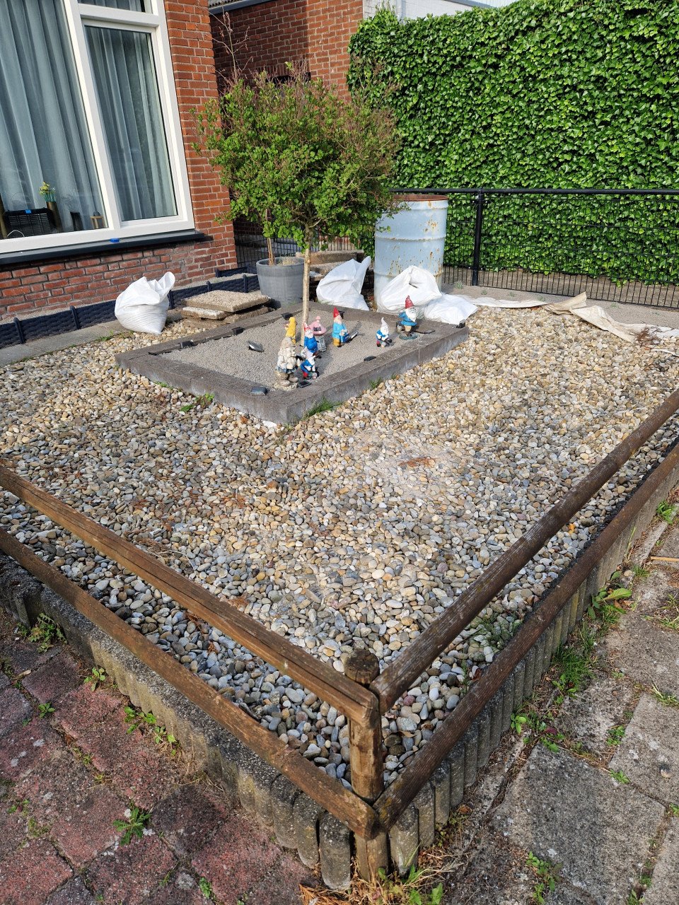 Gratis grof maasgrind voor verharding pad of voor op schuur dak