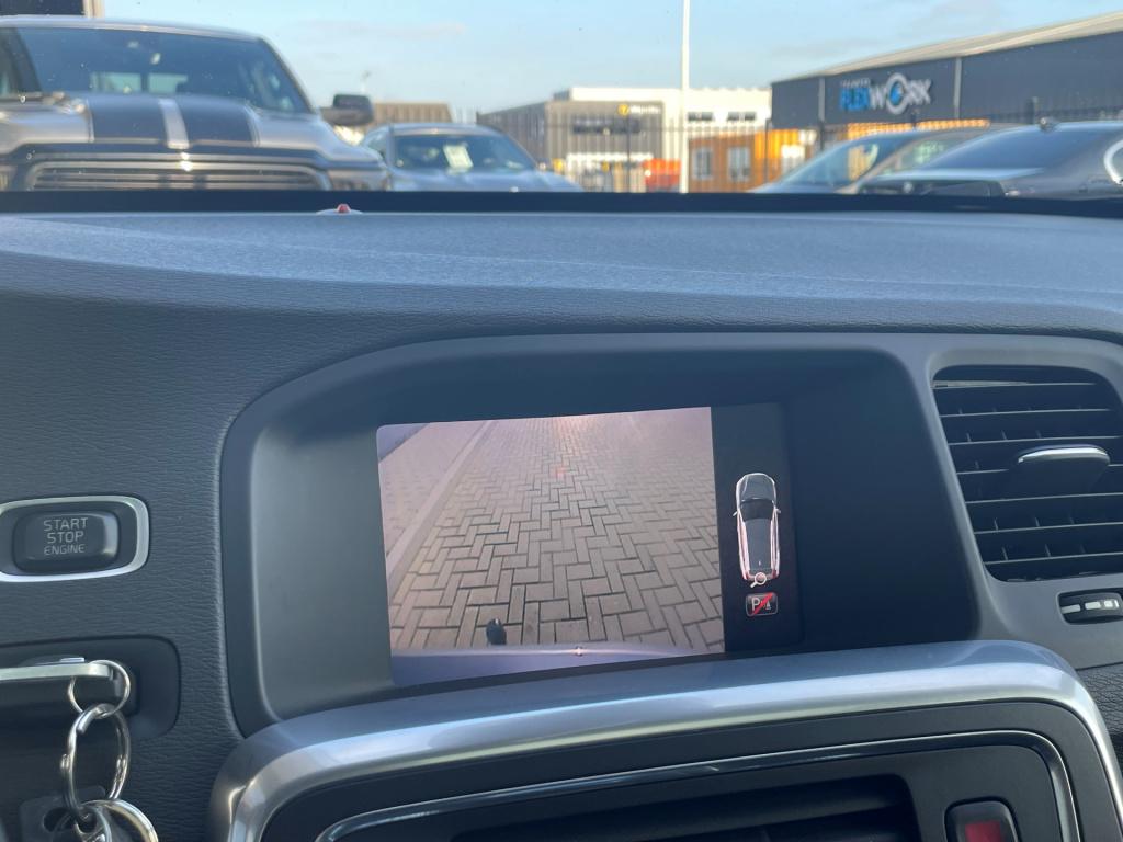 Volvo V60 2.0 d4 r-design automaat | schuifdak | leder | trekhaak