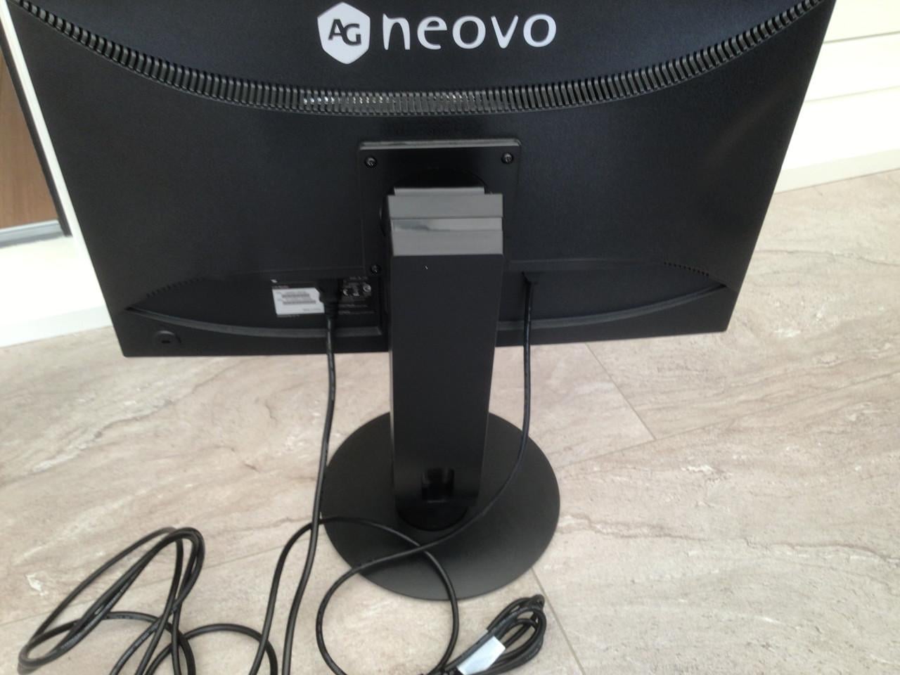Neovo LE-24E LCD.