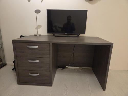 Bureau 135x66x72 (BxDXH) incl. ladekast