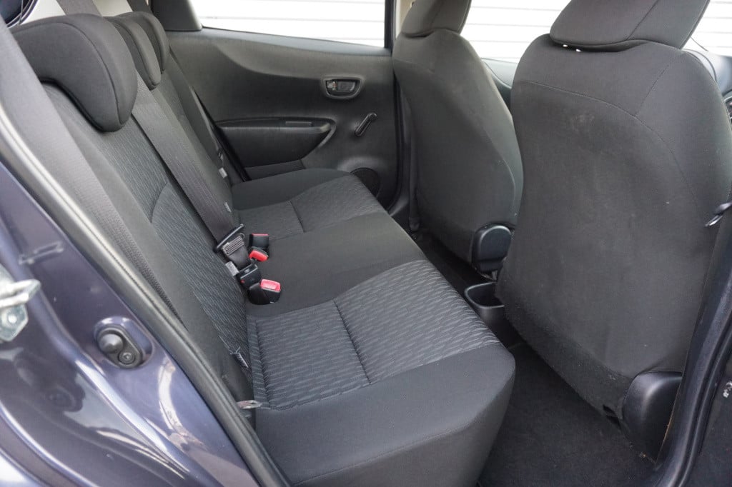 Toyota Yaris 1.0 vvt-i now airco / elektr. ramen / nap