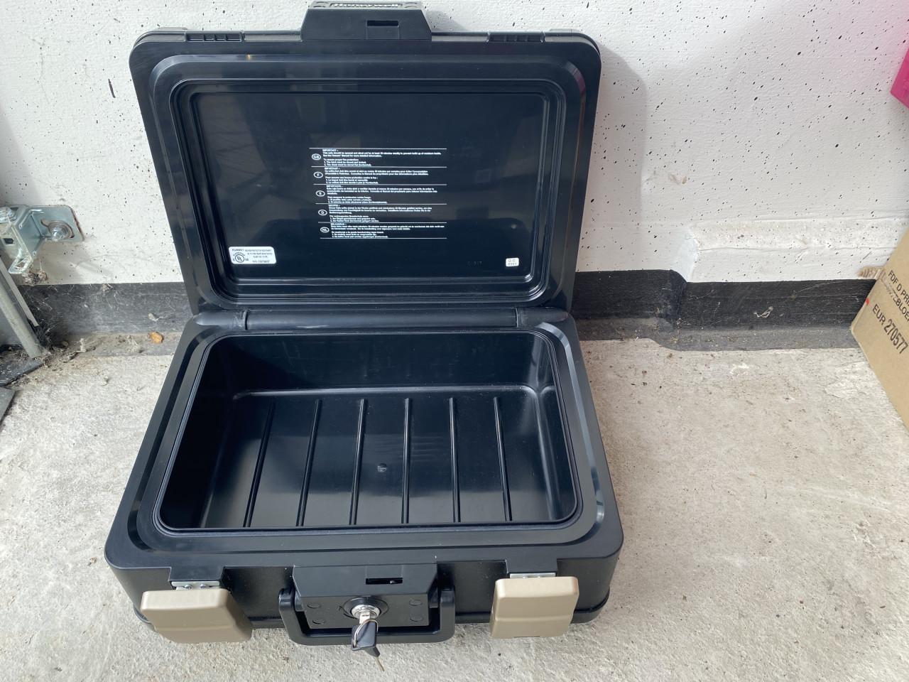 Te koop: Waterdichte Honeywell brandkoffer