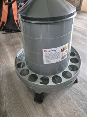 Kippenvoersilo en bakken nieuw
