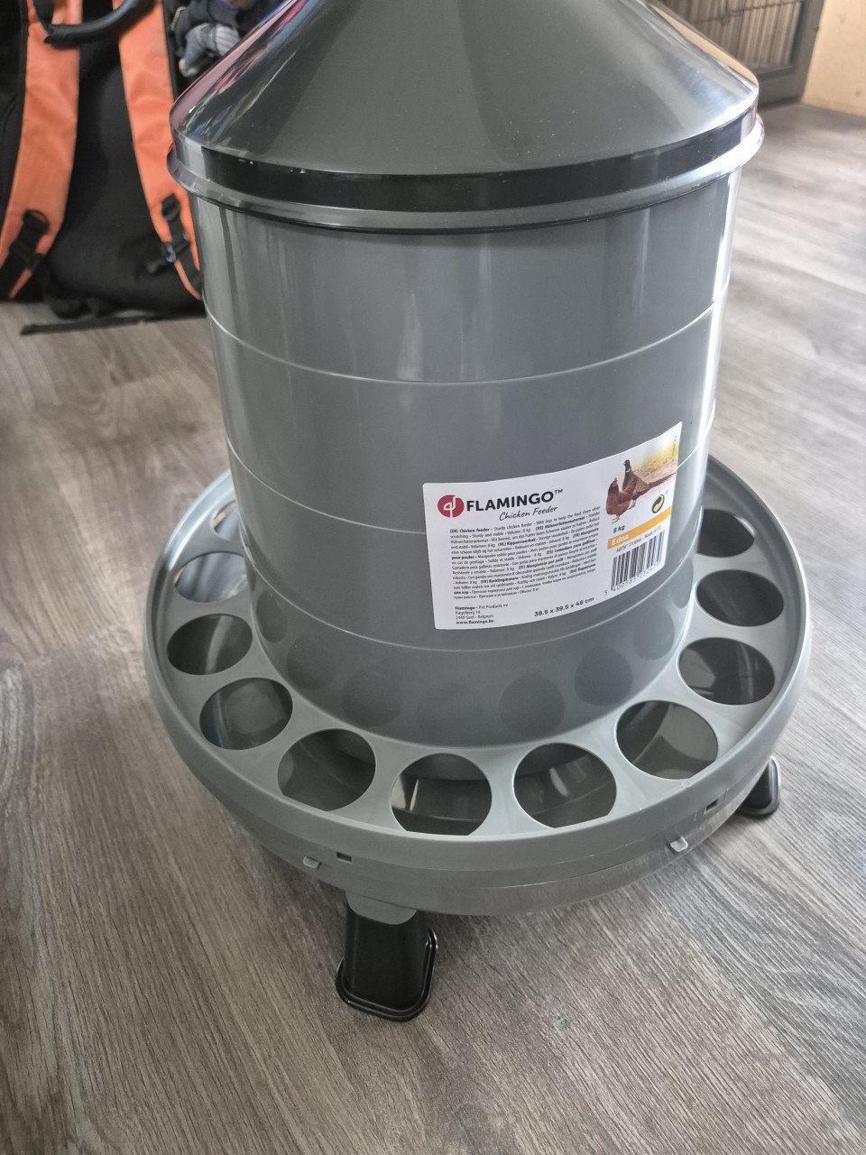 Kippenvoersilo en bakken nieuw