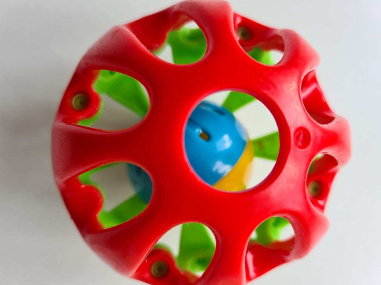 Deze vrolijke PlayGo rammelbal is perfect voor kleine handjes!