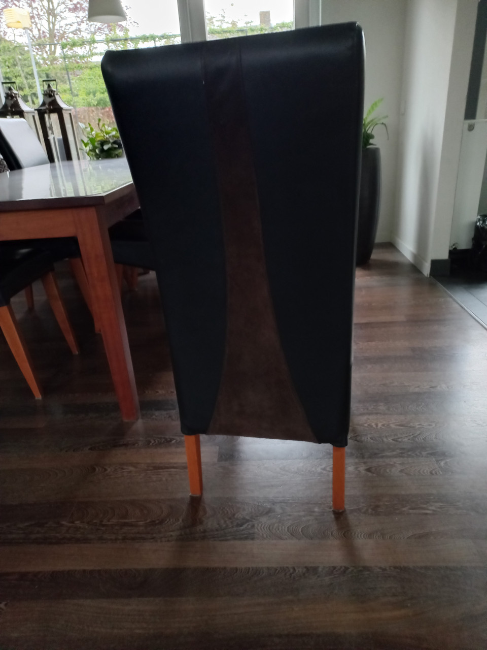 Eetkamertafel + 6 lederen stoelen