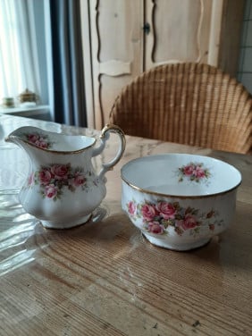 PARAGON ELIZABETH ROSE - ENGELS PORSELEIN - ROOMSTEL - MELKKAN & SUIKERKOM