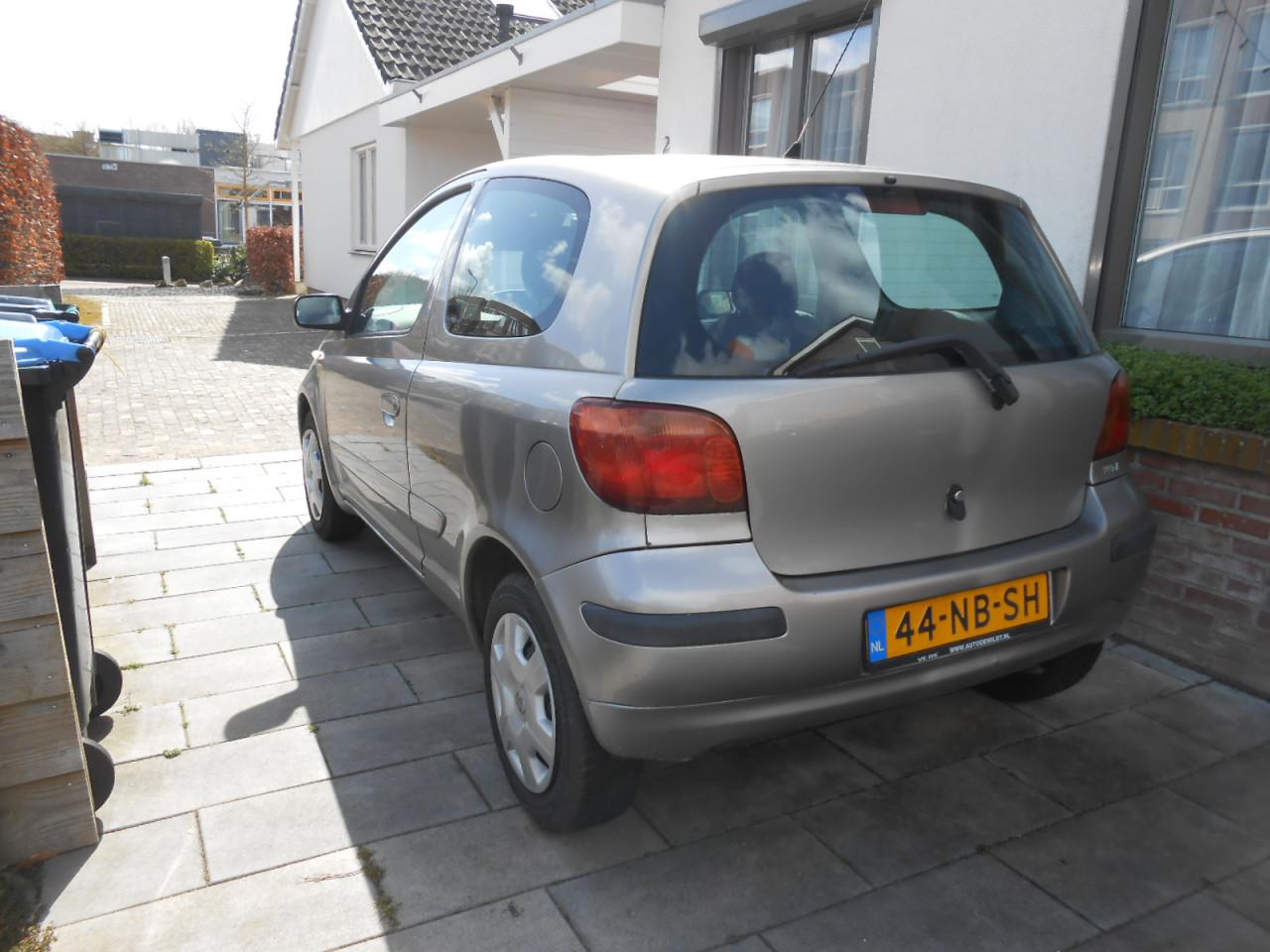 Toyoto Yaris VVT-i Luna uit 2003. APK tot 29-3-2027. Van particulier