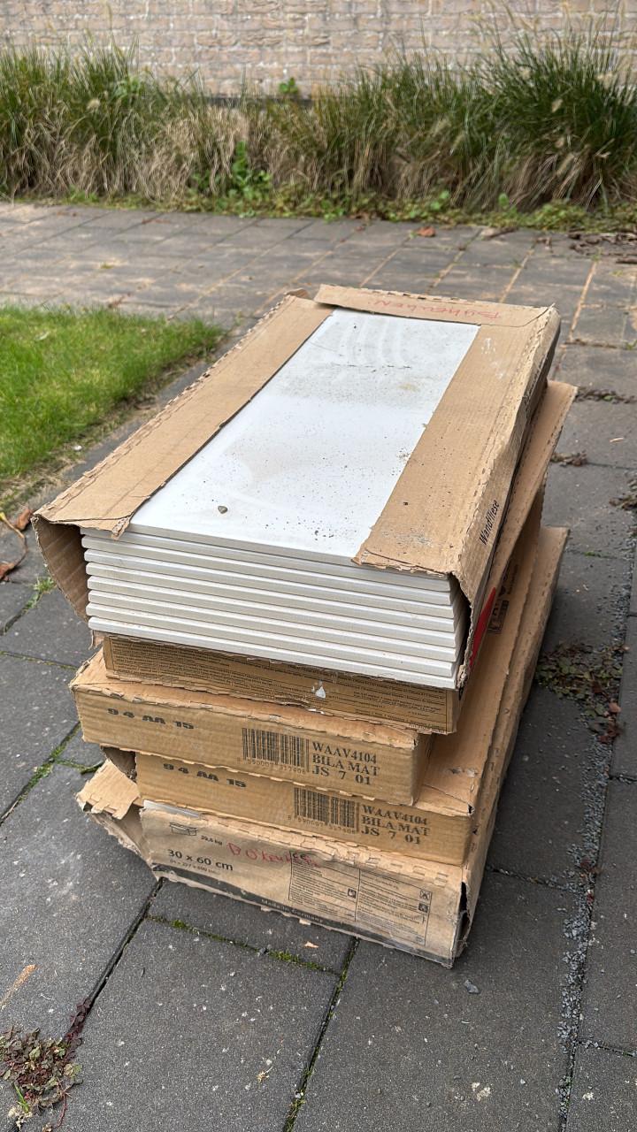 Gratis op te halen: witte Tegels 30 x 60, 45 stuks