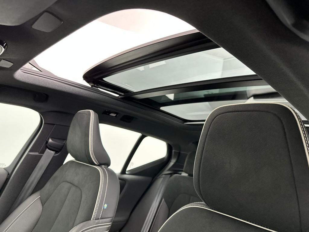 Volvo XC40 p8 408pk awd recharge r-design| pano| 360camera| h&k audio|