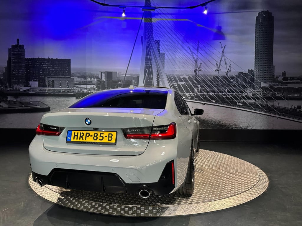 BMW 3-serie 318i m sport edition *schuifdak*shadow line*camera*laser*