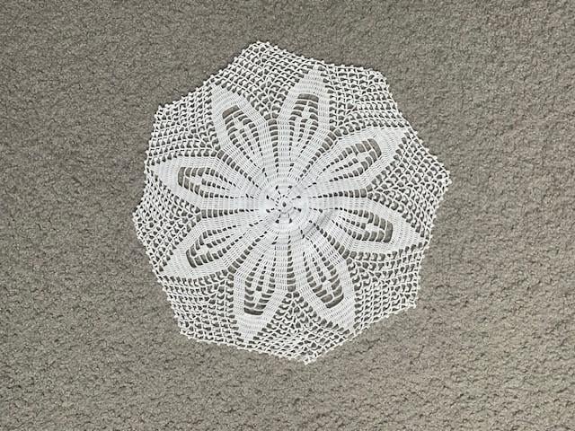 Diverse zeer fijn hand-gehaakte kleedjes