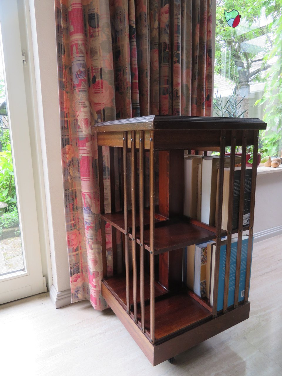 Boekenmolen; boekenkastje, draaibaar.