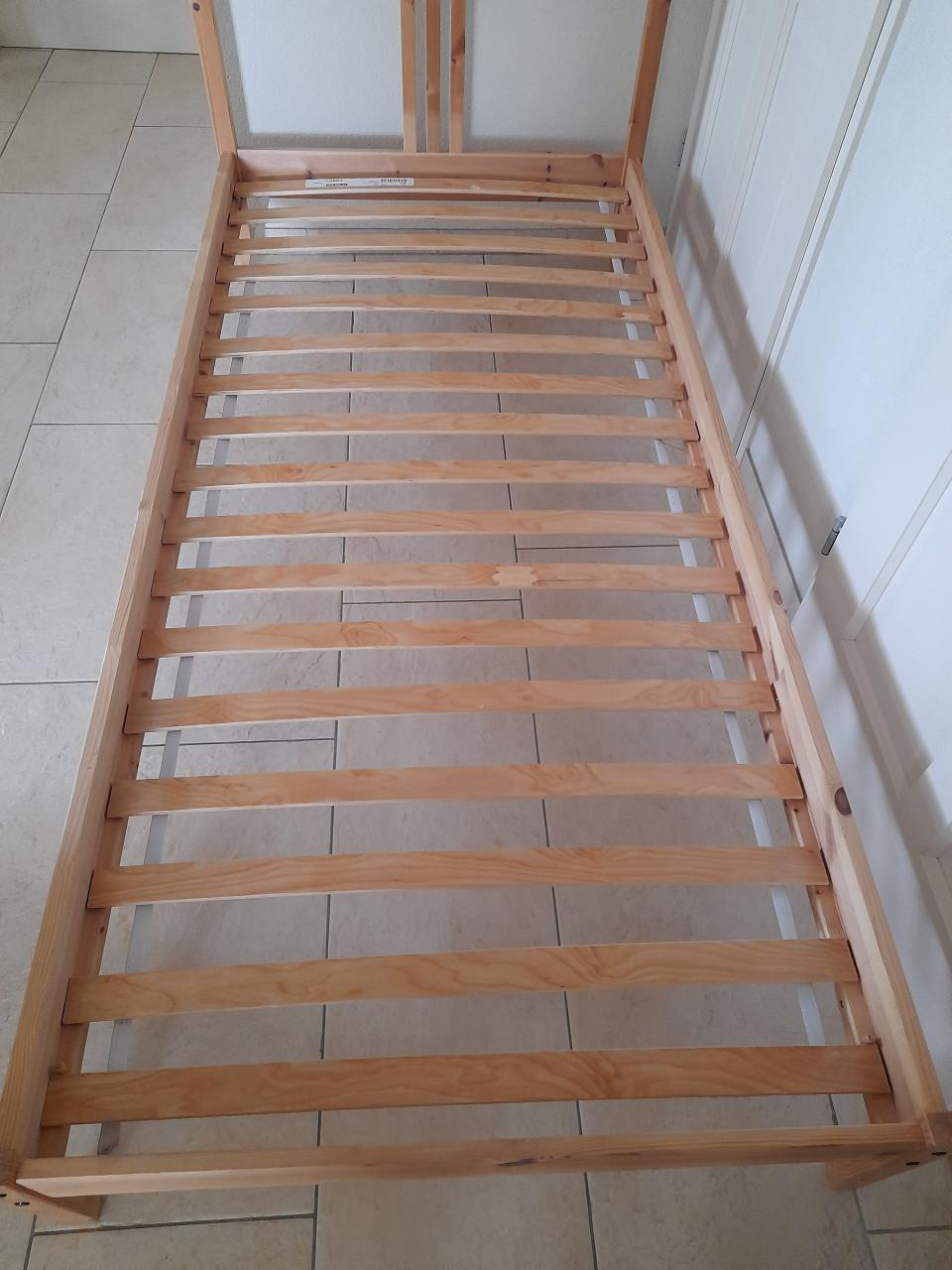 Ikea fjellse bed met lattenbodem 90 x 200 (in goede nette staat )