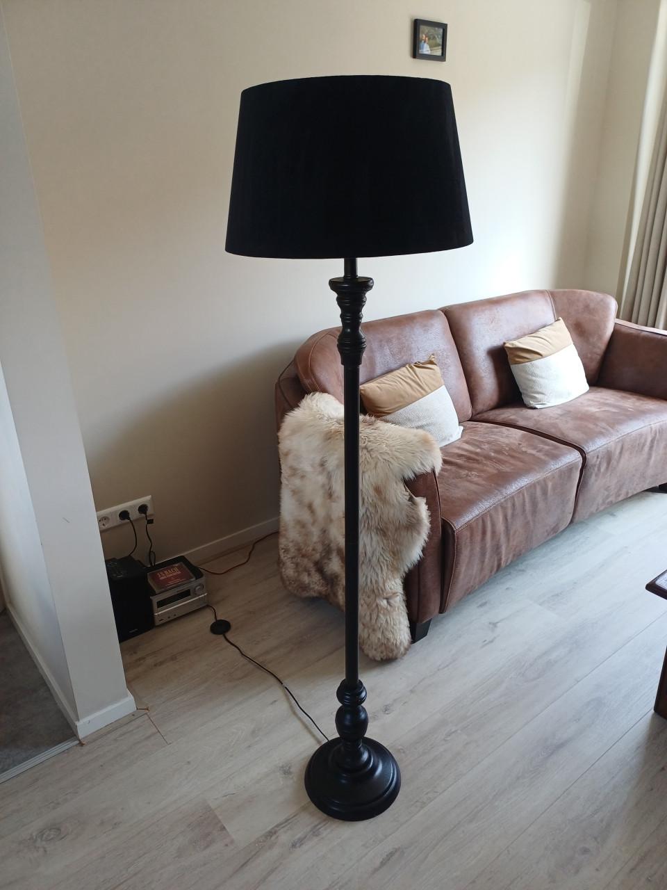 Zwarte staande vloerlamp