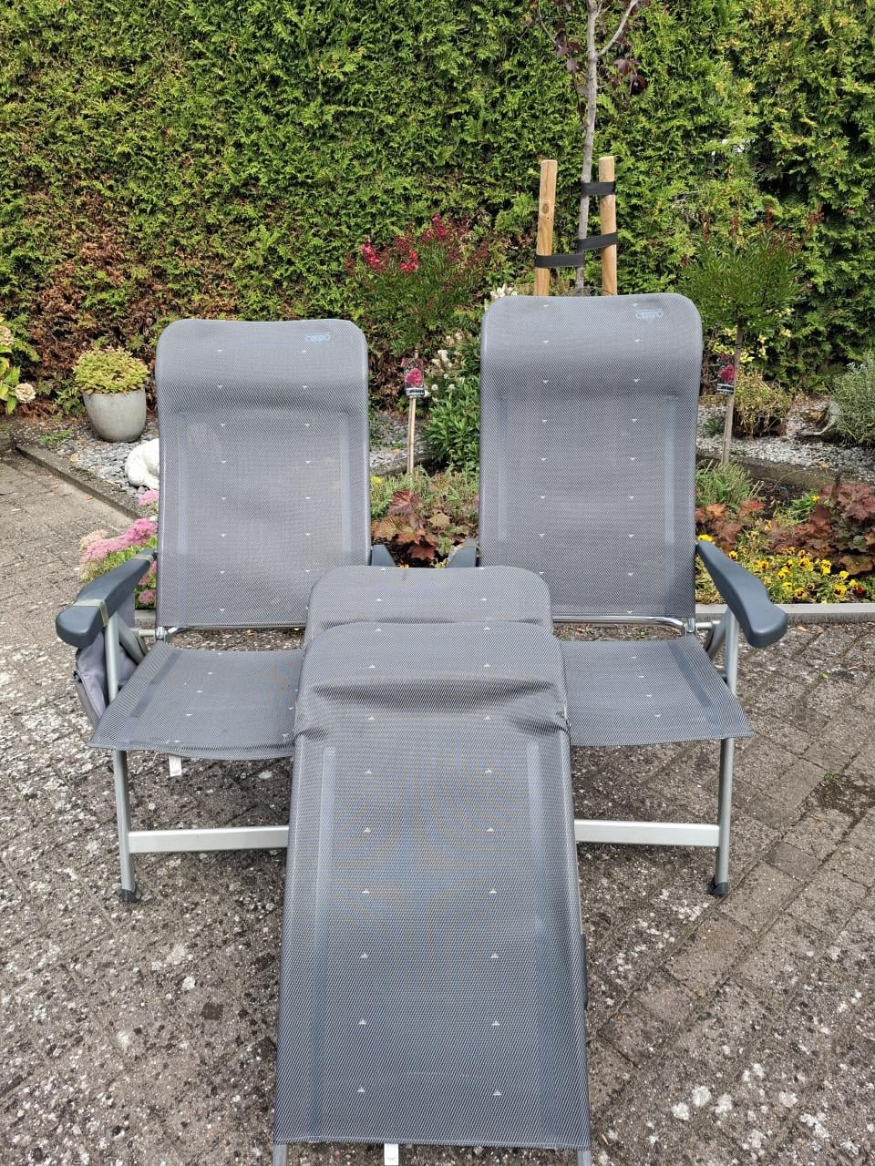 Twee Crespo tuinstoelen met voetenbank