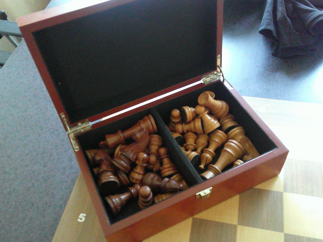 WEDSRTIJDBORD,HOUTEN STUKKEN EN KLOK.