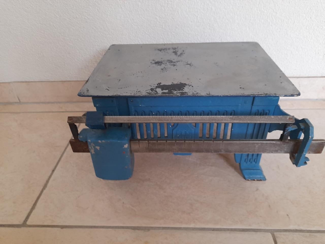 Antieke mechanisch tafelweegschaal met contragewicht.
