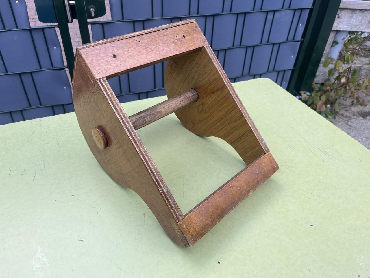 Rolhouder van hout met haakjes