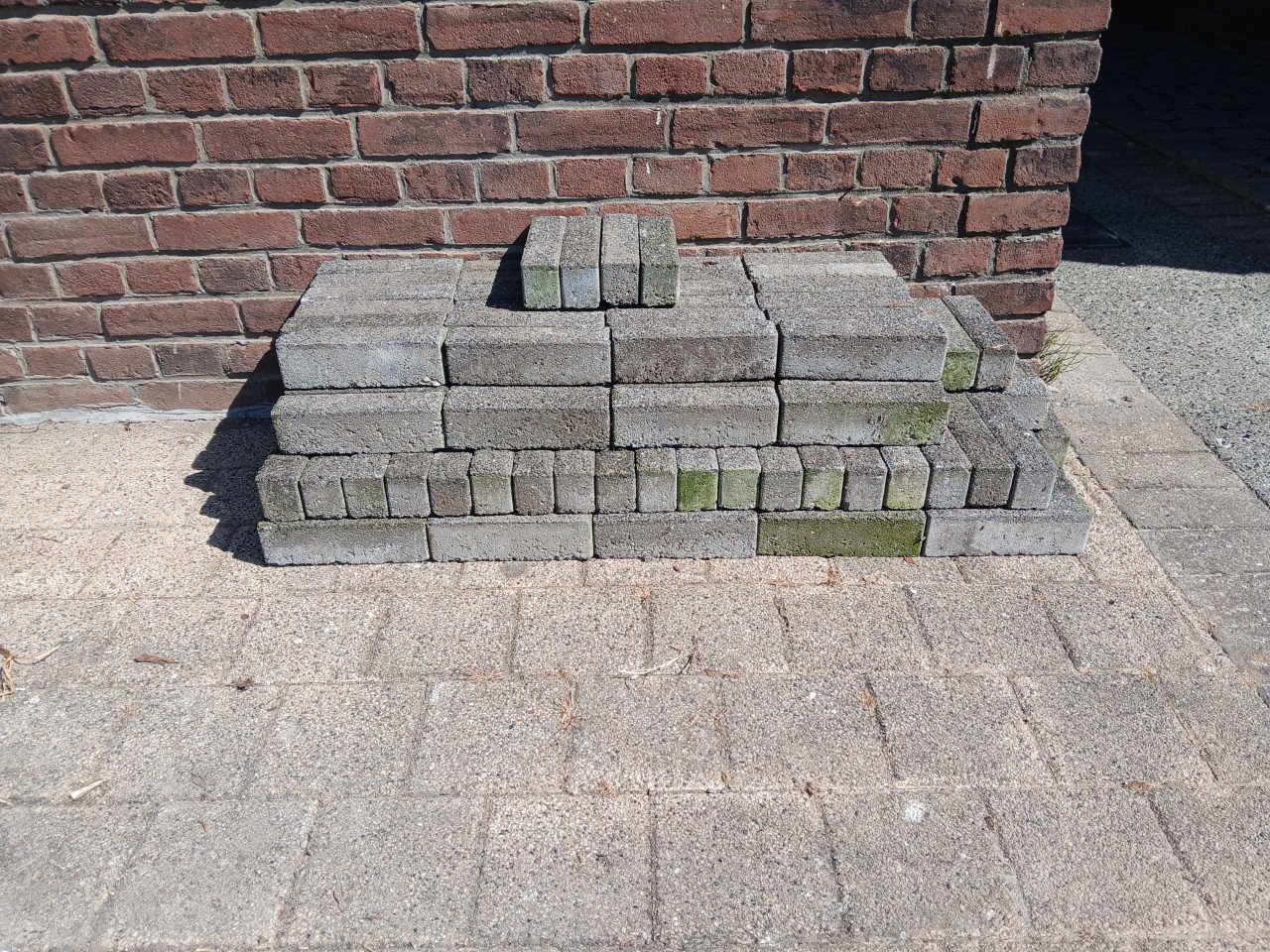 GRATIS: tuintegels 15x15 cm en 20x5 cm