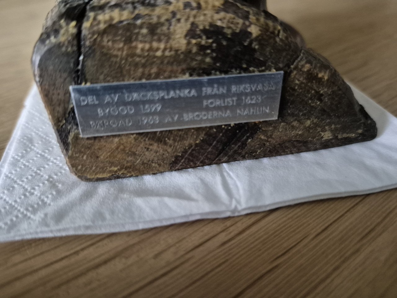Olielampje op voet wrakhout van de Wasa.
