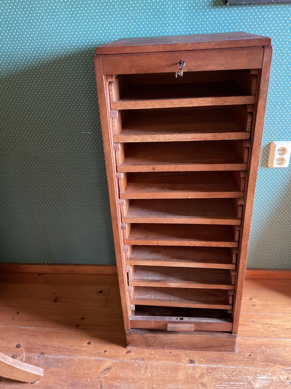 Ladenkast met roldeur