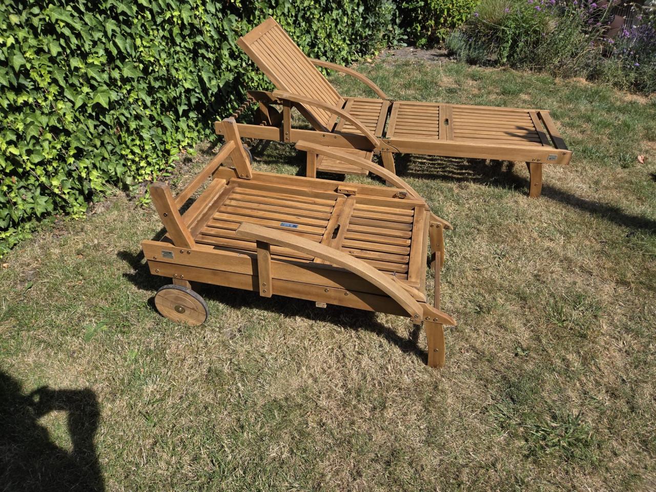2x Luxe Acaciahouten ligbedden. Verstelbaar, met Wielen & Kussens