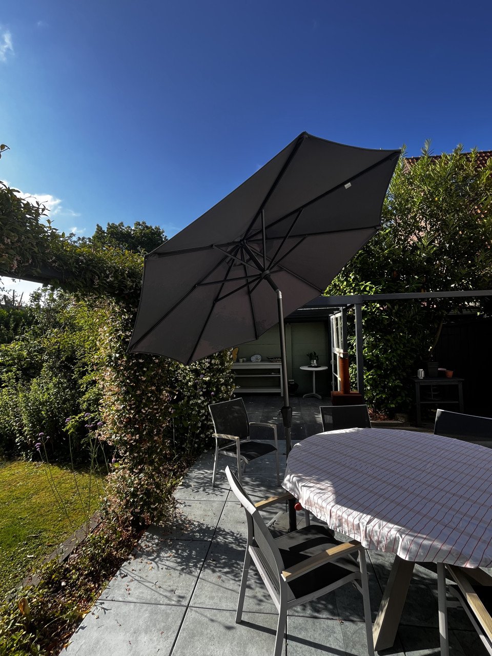 Parasol van Intratuin, met voet en hoes.