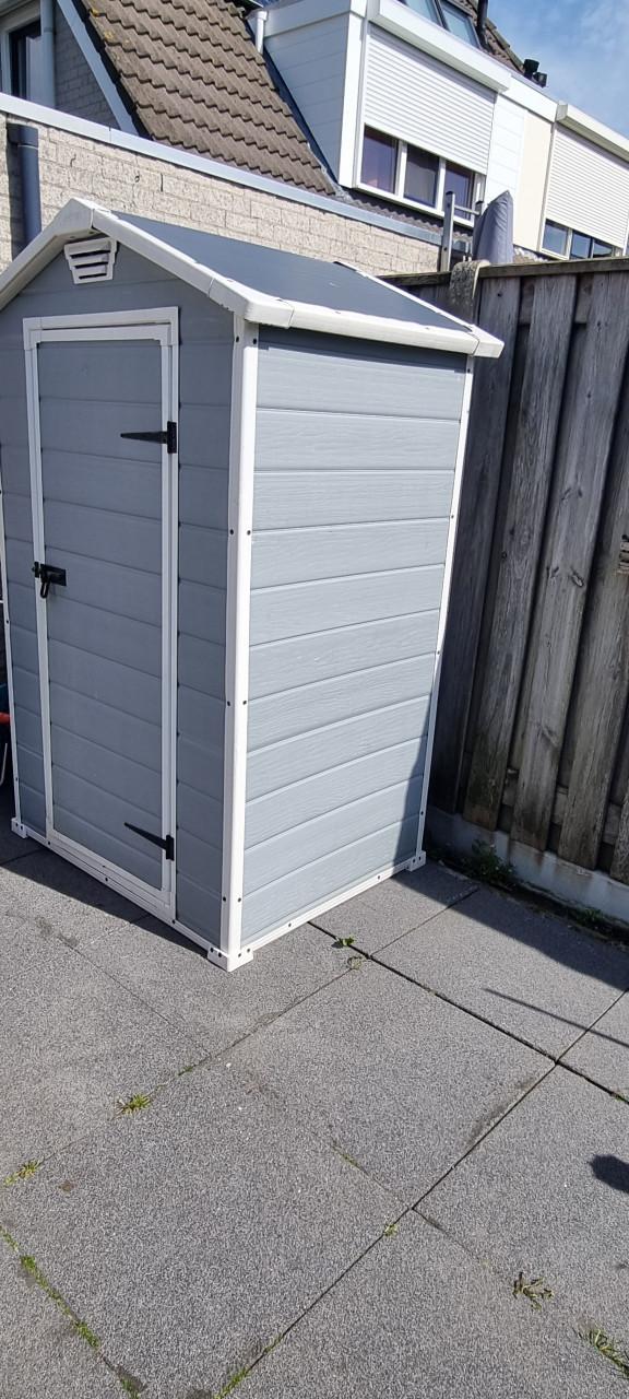 Grijs kunstof tuinhuisje