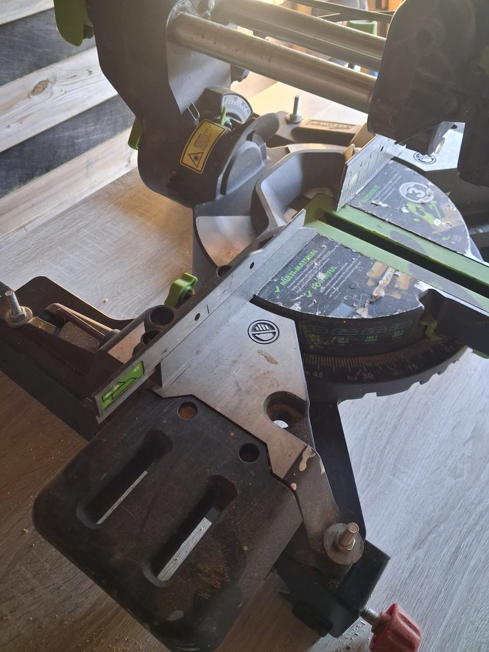 Afkortzaag (multimaterialen)met ondestel