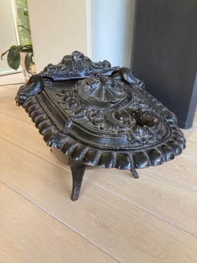 Te koop in Terneuzen oude gietijzeren kolenbak.