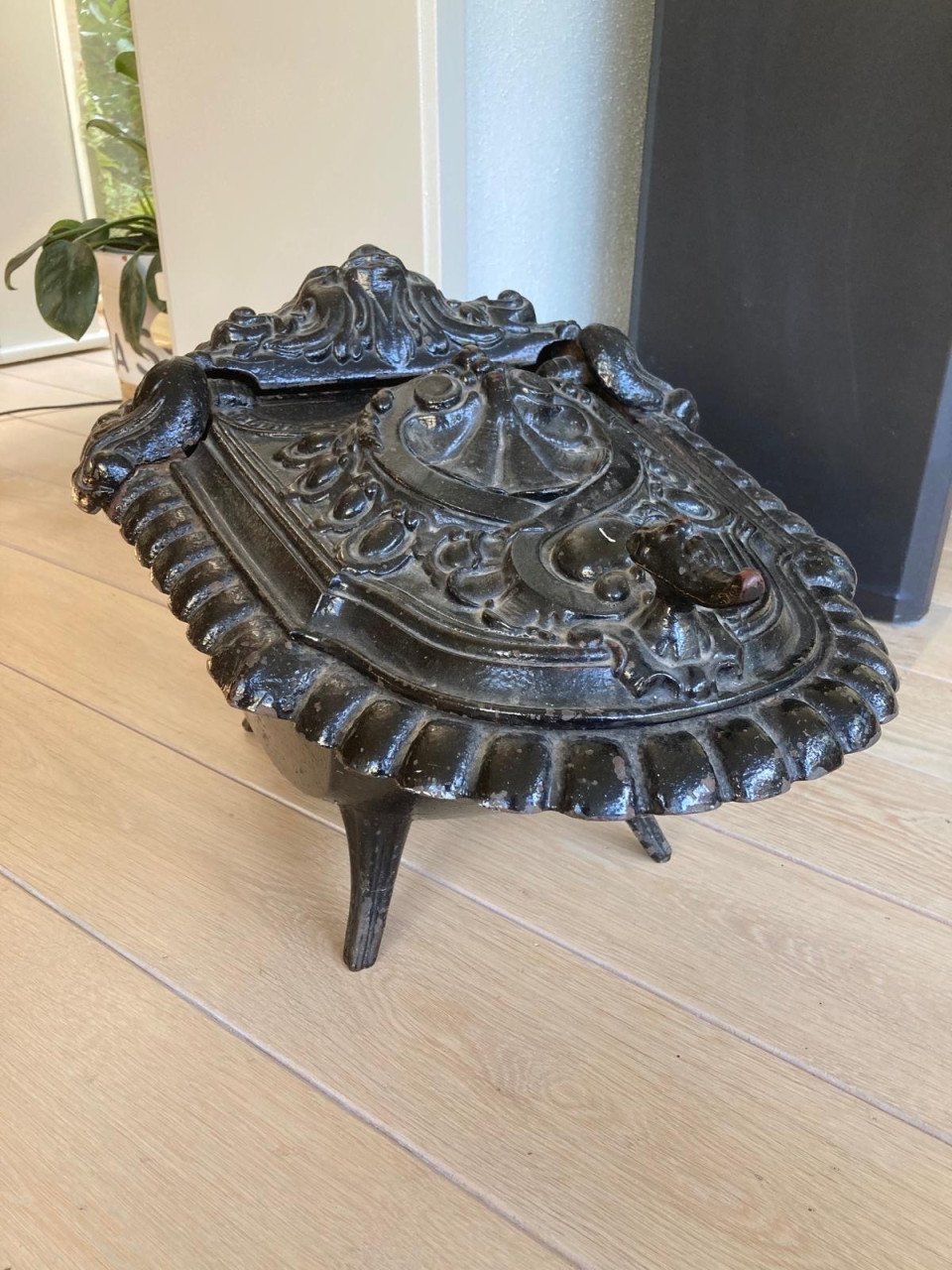 Te koop in Terneuzen oude gietijzeren kolenbak.