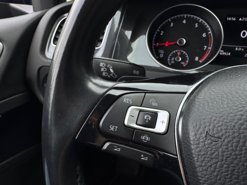 Volkswagen Golf 1.0 tsi * panoramadak * camera * navigatie * massage stoel