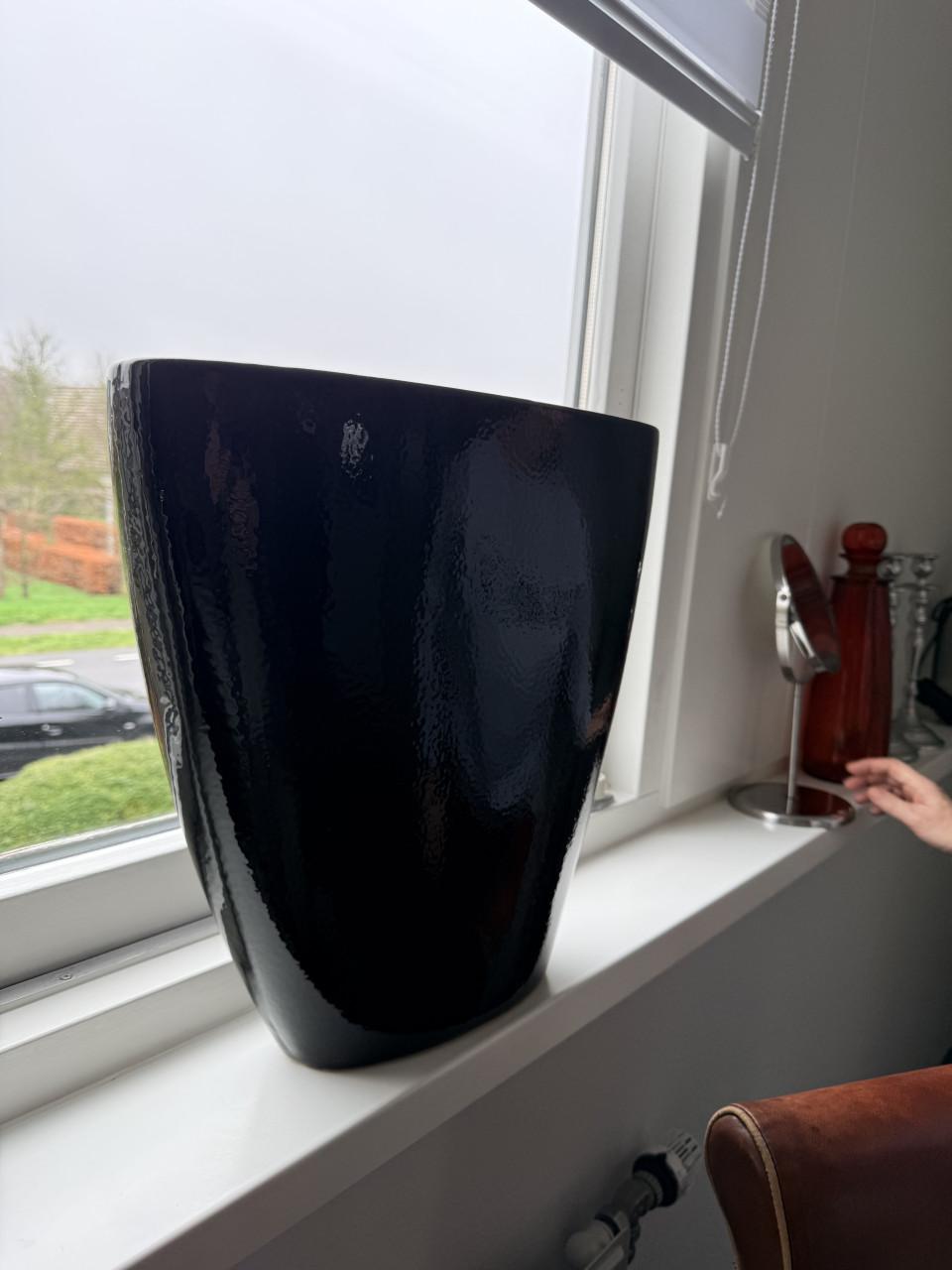 Bloempot/vaas zwart, bloempot/vaas zilverkleurig