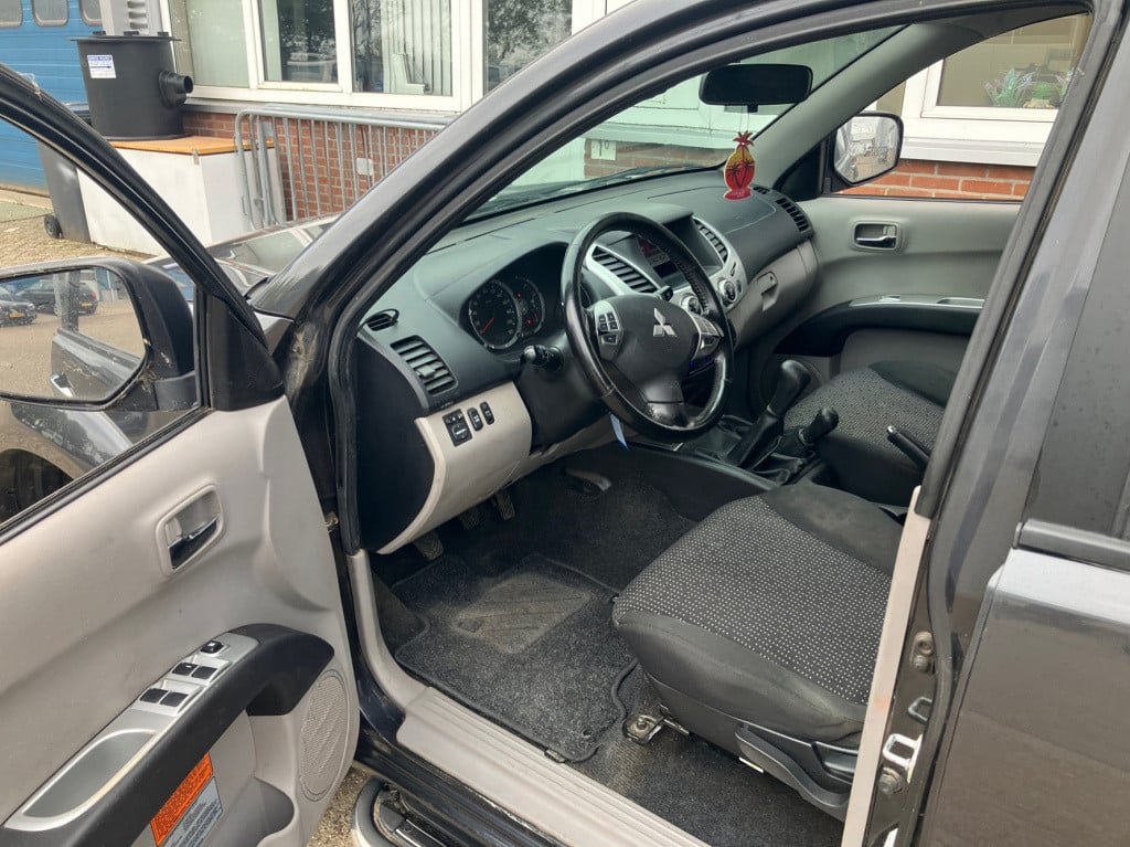 Mitsubishi L200 2.5 di-d club cab invite 4x4 diff-lock