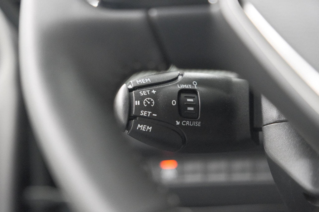 Peugeot 208 puretech 100 allure pack | camera | apple carplay | stoelverwar