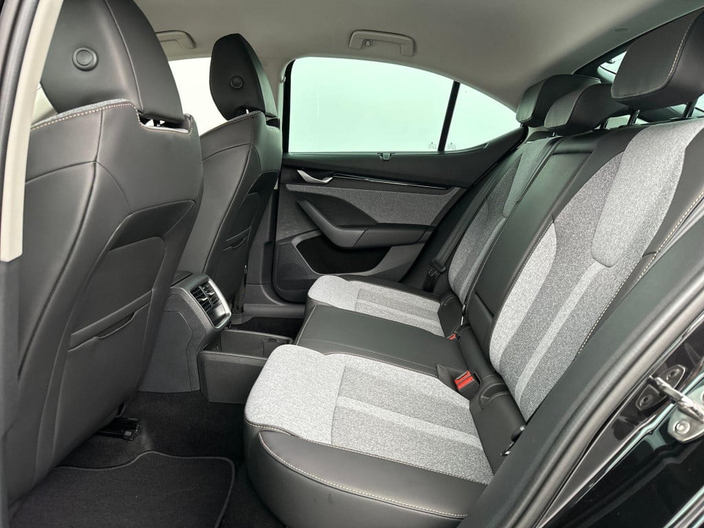 Skoda Octavia business edition 1.5 tsi m-hev 85 kw / 115 pk hatc