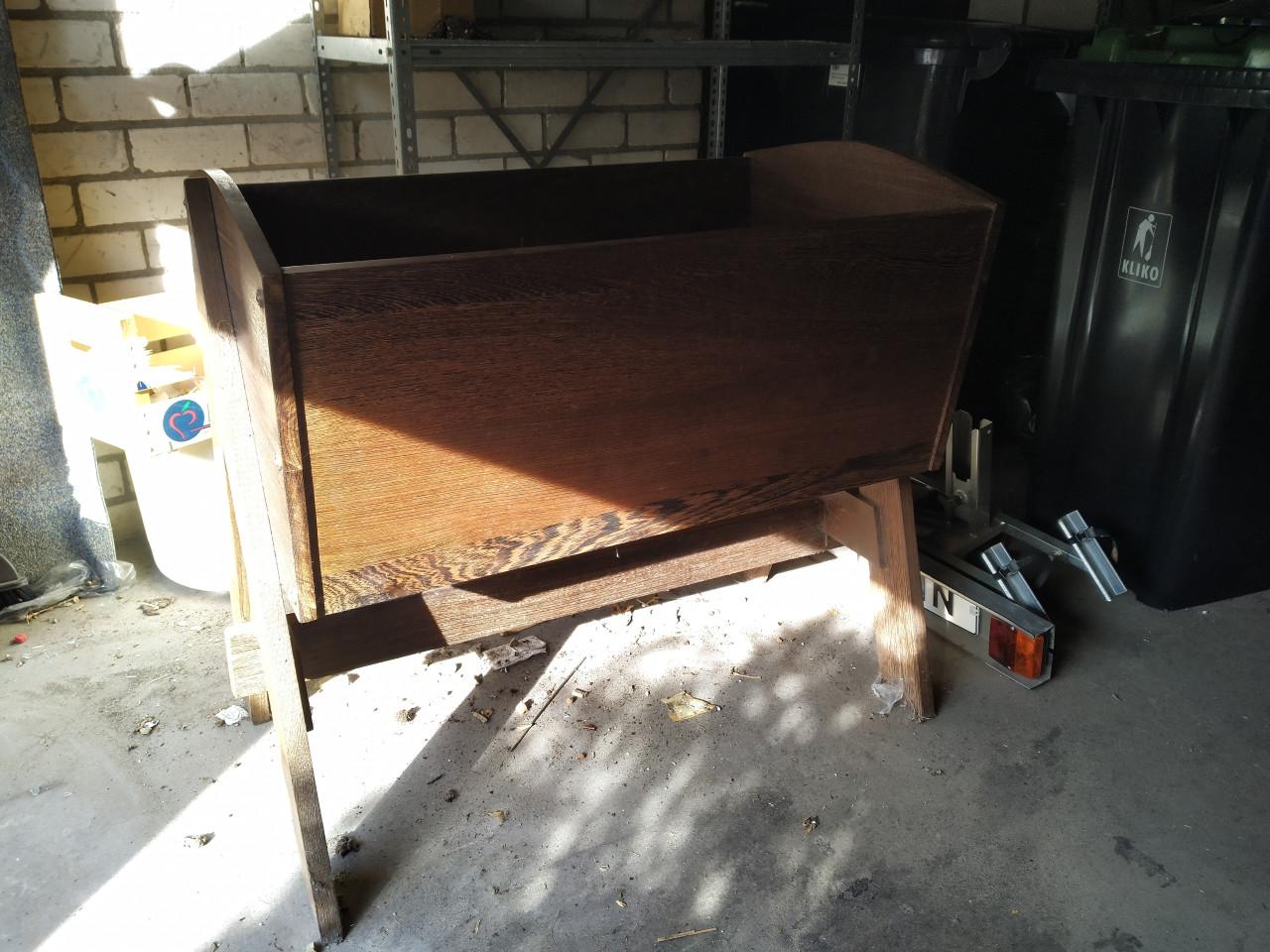 Zwaar houten wieg/ledikant uit 1970.