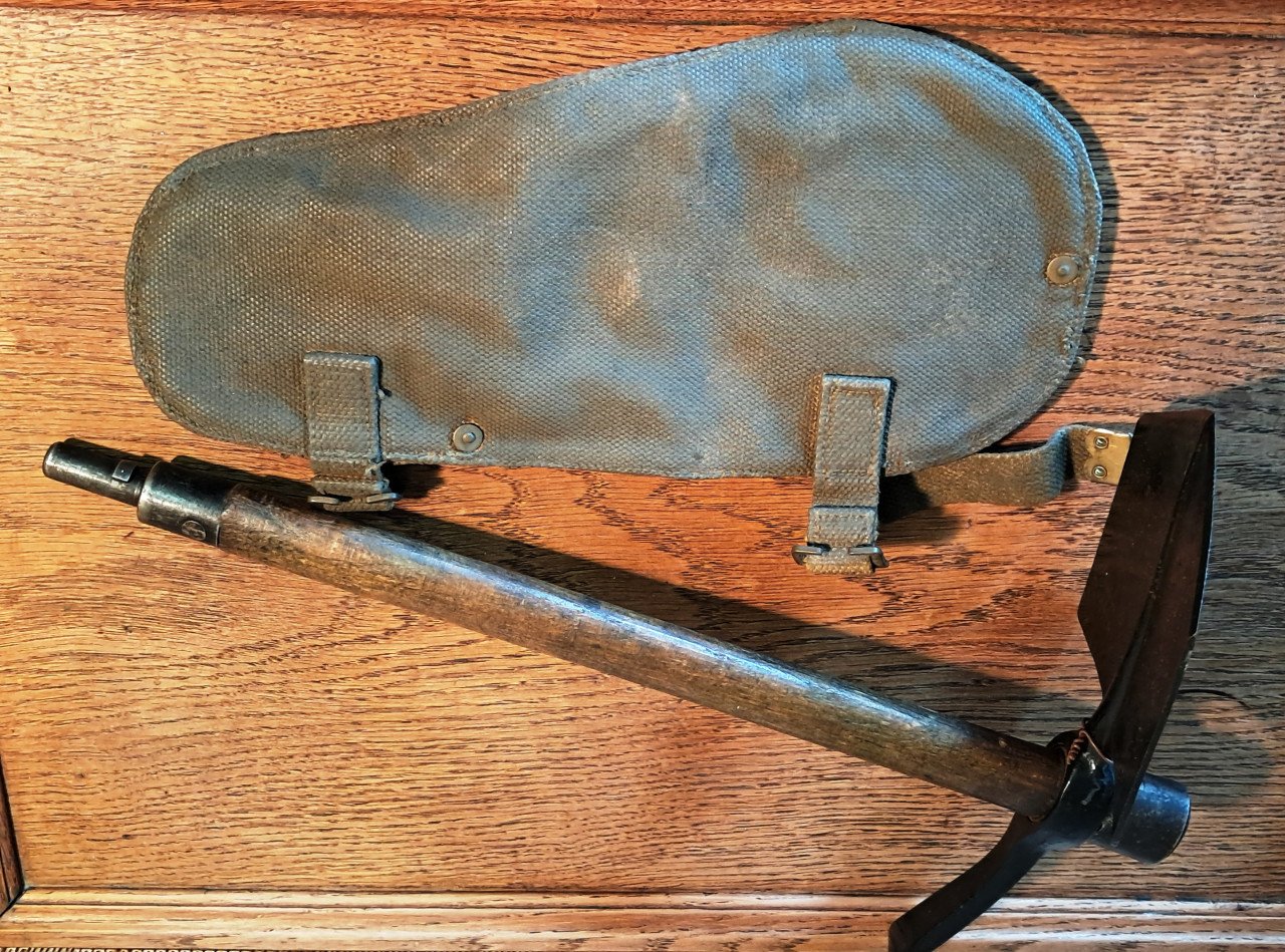 Militair WO2 Engelse pioniersschep 1942 Elwell Pick & Shovel in foudrail