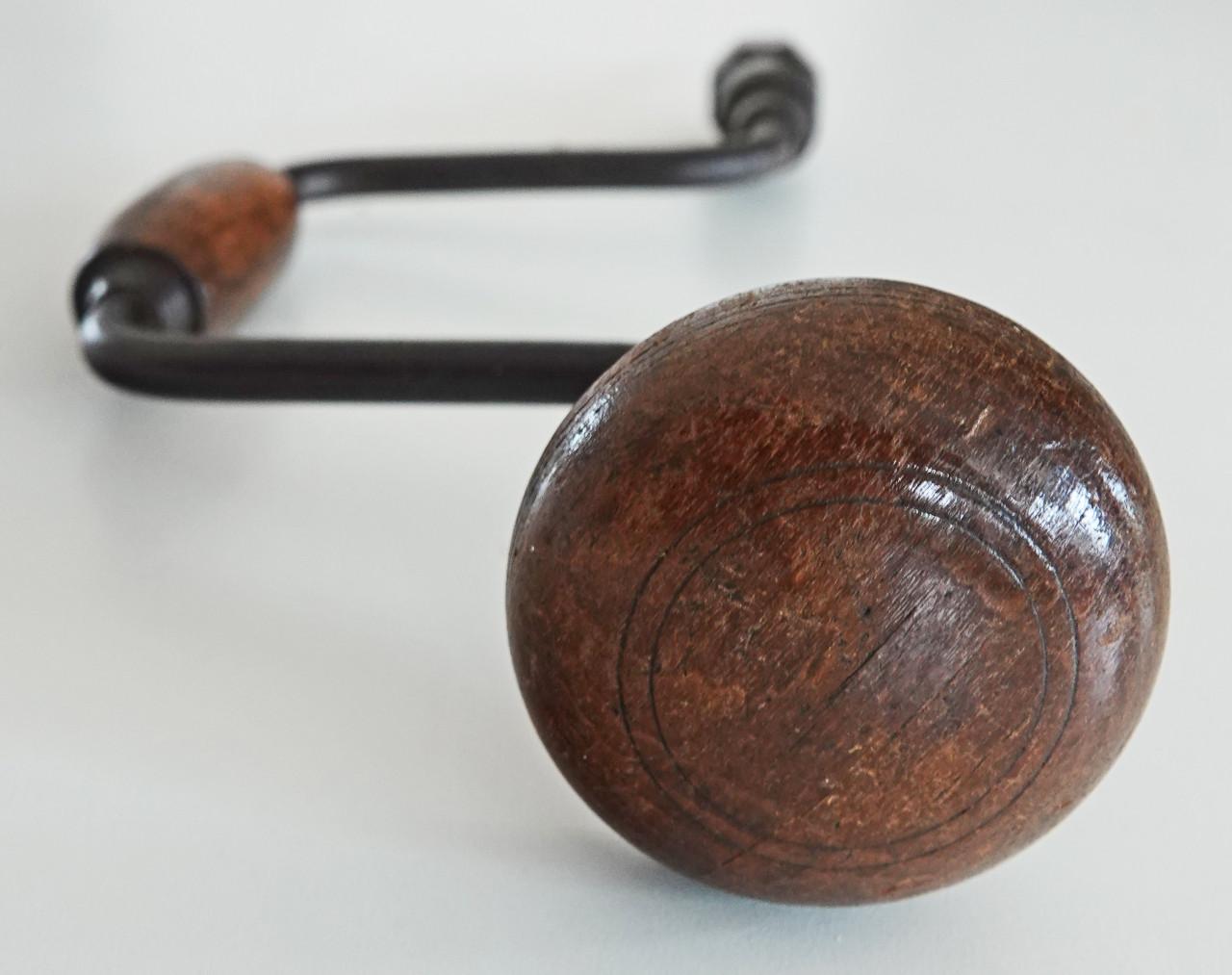 Antieke handboor, hout mooi gepatineerd, incl. speciale boor